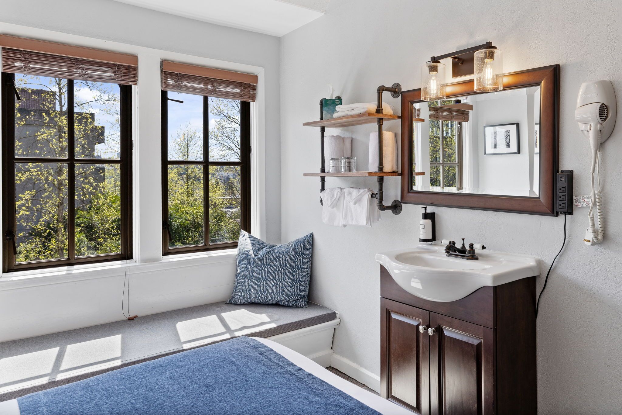 standard room, 1 queen bed, shared bathroom | living area | 50-inch flat-screen tv with digital channels, tv