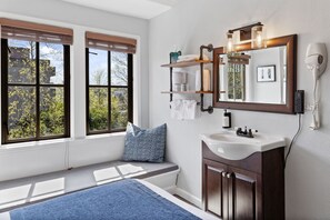 Habitación estándar, 1 cama Queen size, baño compartido | Área de sala de estar | Televisión de pantalla plana de 50 pulgadas con canales digitales 
