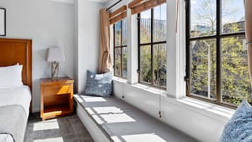 Standard Room, 2 Queen Beds, Shared Bathroom | Living area