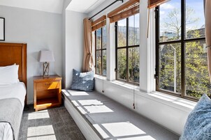 Quarto standard, 2 camas Queen, banheiro compartilhado | Área de estar | TV de tela plana 50 polegadas com canais digitais, TV