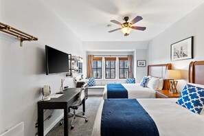 Habitació estàndard, bany compartit (1 Queen Bed and 1 Twin Bed) | Sala d'estar | Televisor de pantalla plana de 50 polzades amb canals digitals 