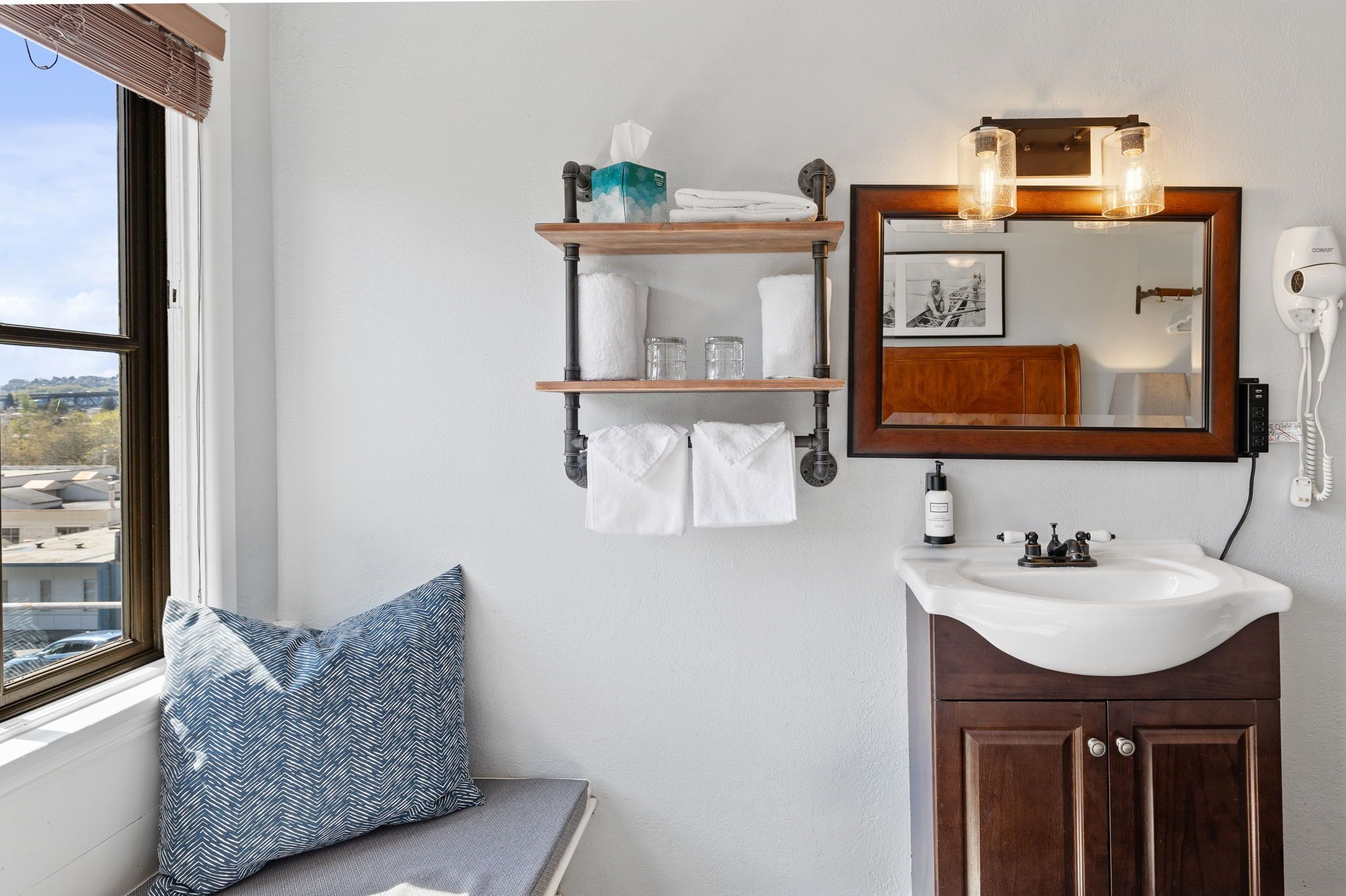 standard room, 1 queen bed, shared bathroom | living area | 50-inch flat-screen tv with digital channels, tv