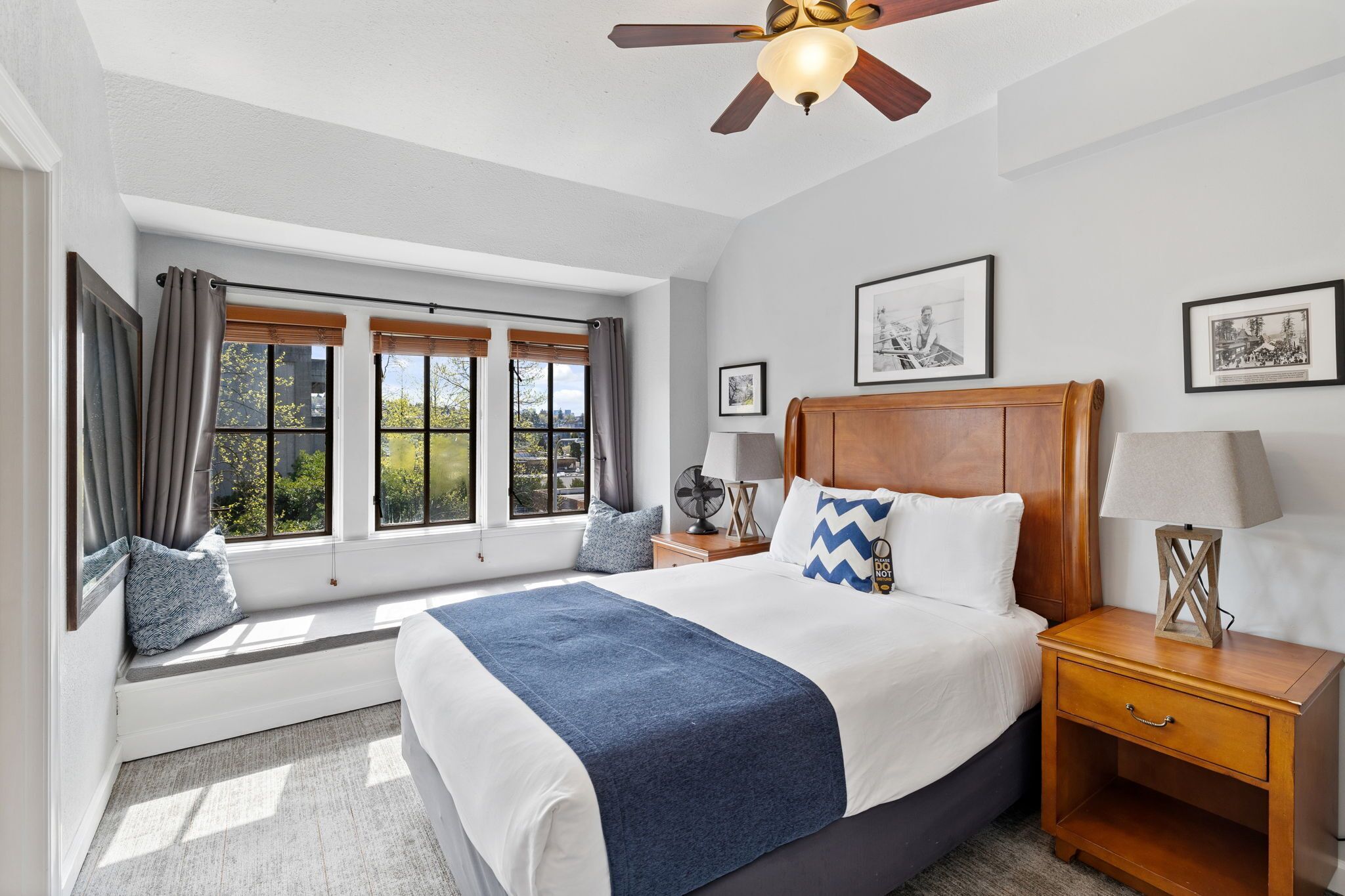 프리미엄룸, 퀸사이즈침대 2개, 전용 욕실 | 거실 공간 | 디지털 채널 시청이 가능한 50인치 평면 TV, TV