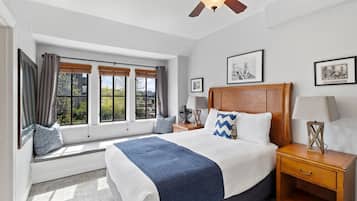 프리미엄룸, 퀸사이즈침대 2개, 전용 욕실 | 거실 공간 | 디지털 채널 시청이 가능한 50인치 평면 TV, TV