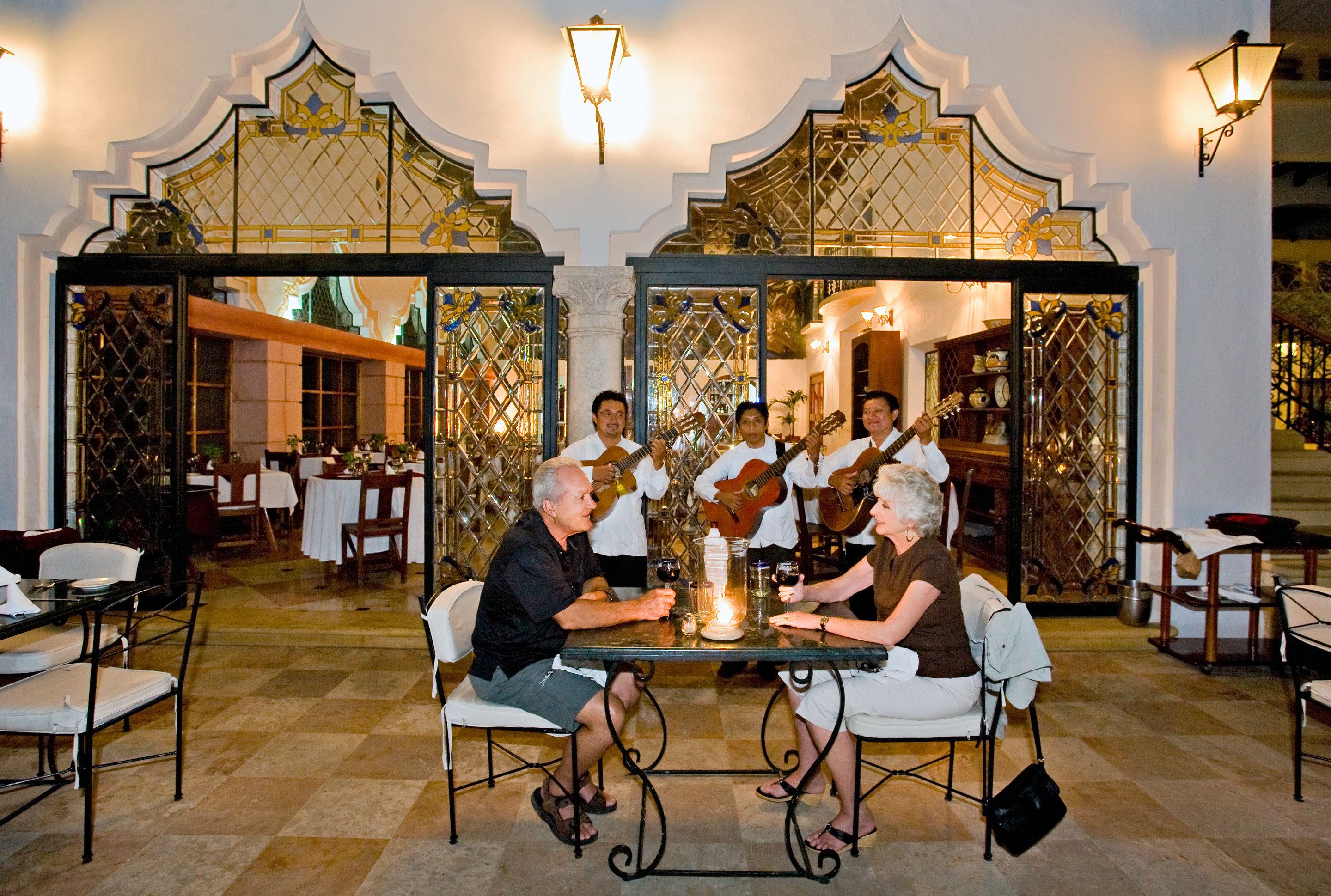 3 restaurantes; se sirven desayunos, comidas y cenas