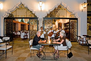 3 restaurants; breakfast, lunch, and dinner served
