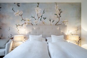 In-room safe, free WiFi, bed sheets - Boutique Hotel Relais Chalet Wilhelmy (Bad Wiessee)