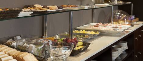 Dagelijks ontbijtbuffet (EUR 15.40 per persoon)