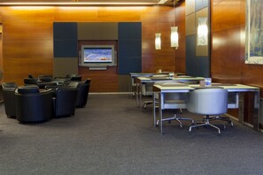 Serves breakfast and dinner