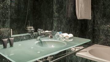 Standaard kamer, 1 queensize bed, niet-roken | Badkamer met wastafel