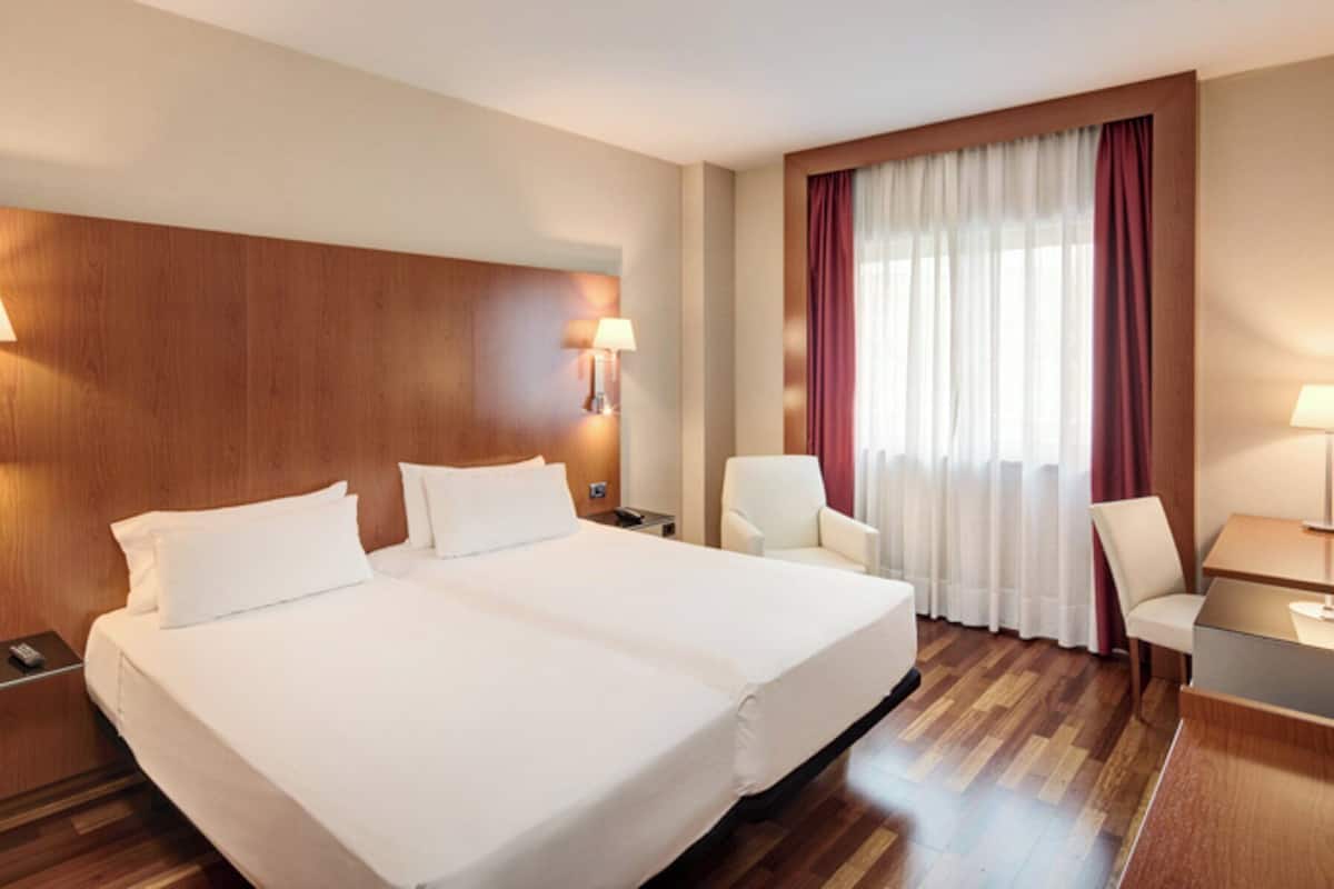 Classic-Zweibettzimmer | Minibar, Schreibtisch, laptopgeeigneter Arbeitsplatz