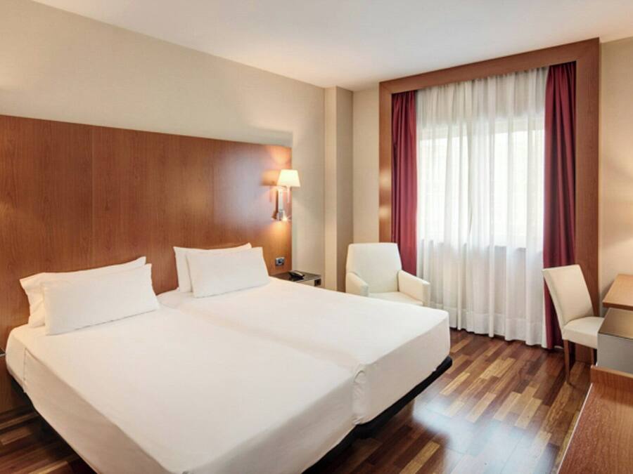 Habitació amb dos llits individuals clàssica | Minibar, escriptori i espai de treball apte per a portàtils