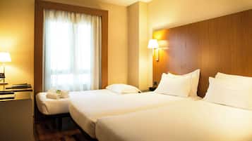 Een minibar, een bureau, een laptopwerkplek, geluiddichte muren