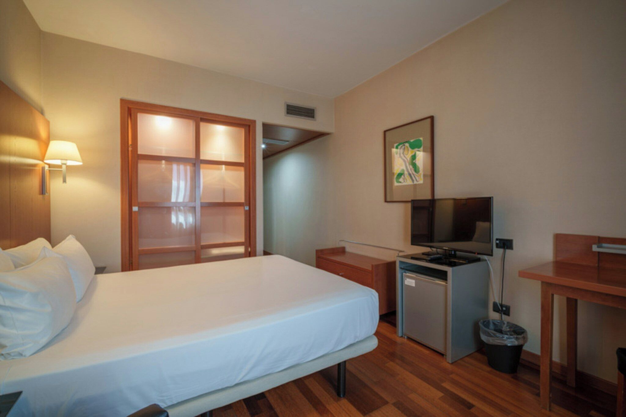 Classic Double Room | Minibar, desk, laptop workspace, soundproofing