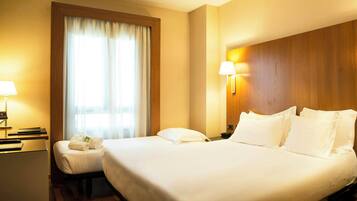 Classic Triple Room, for Twin Room with Extra Bed | Minibar, desk, laptop workspace, soundproofing