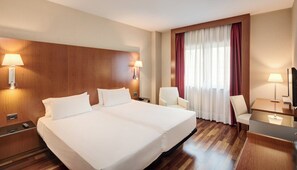 1 Schlafzimmer, Minibar, Schreibtisch, laptopgeeigneter Arbeitsplatz
