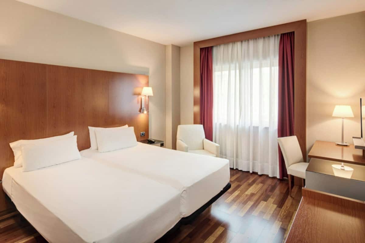 Classic Twin Room | Minibar, desk, laptop workspace, soundproofing