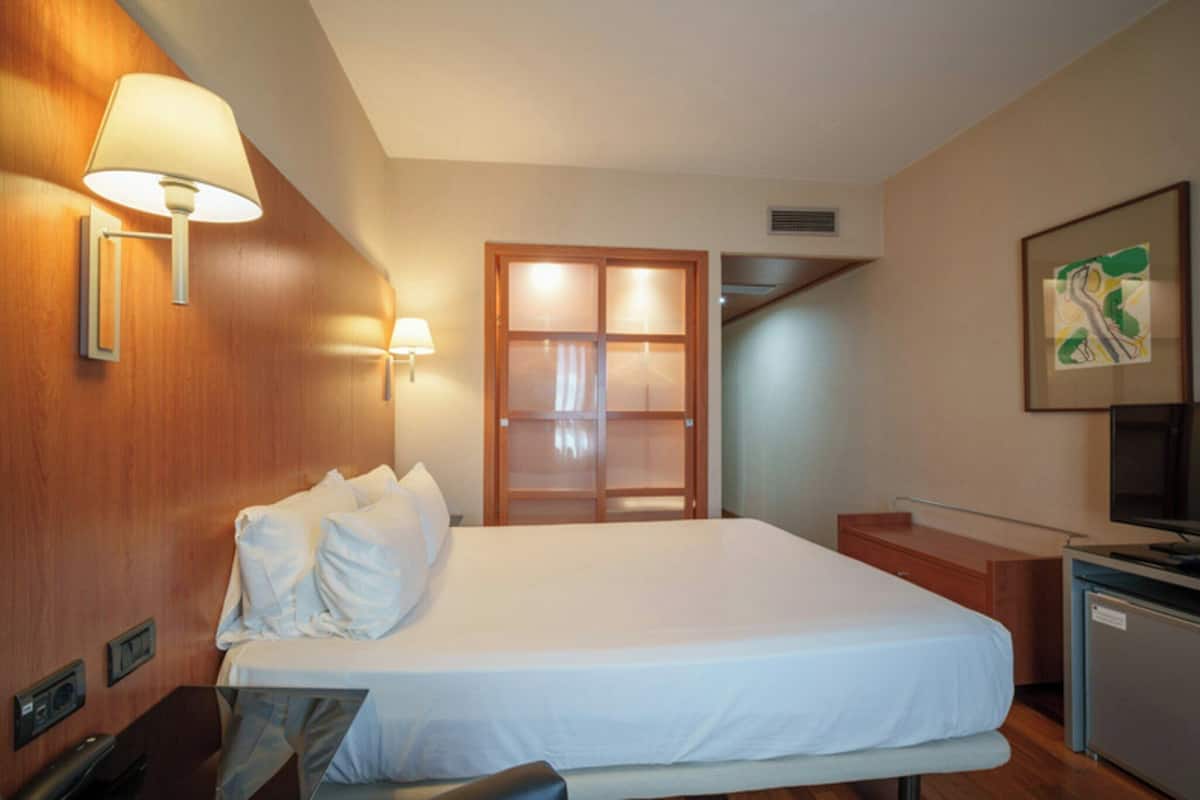 Habitación triple clásica | Minibar, escritorio, espacio para trabajar con laptop y insonorización