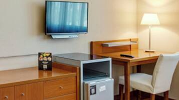 Een minibar, een bureau, een laptopwerkplek, geluiddichte muren