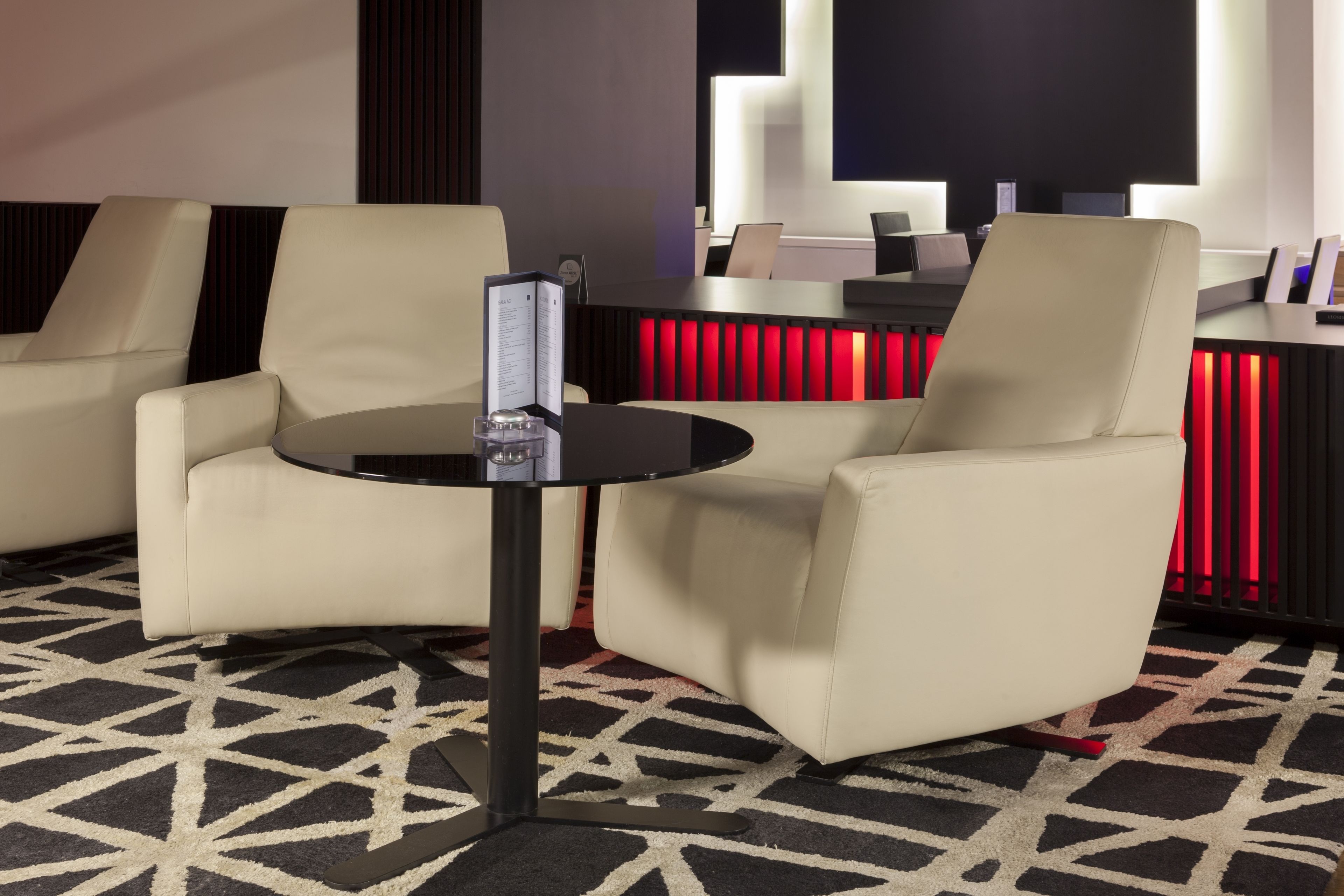 يقدم الغداء والعشاء