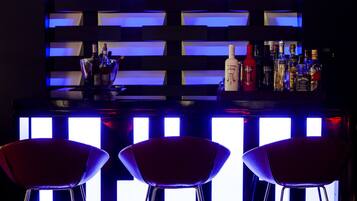 Serves lunch and dinner