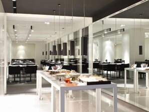 Lunch and dinner served, international cuisine