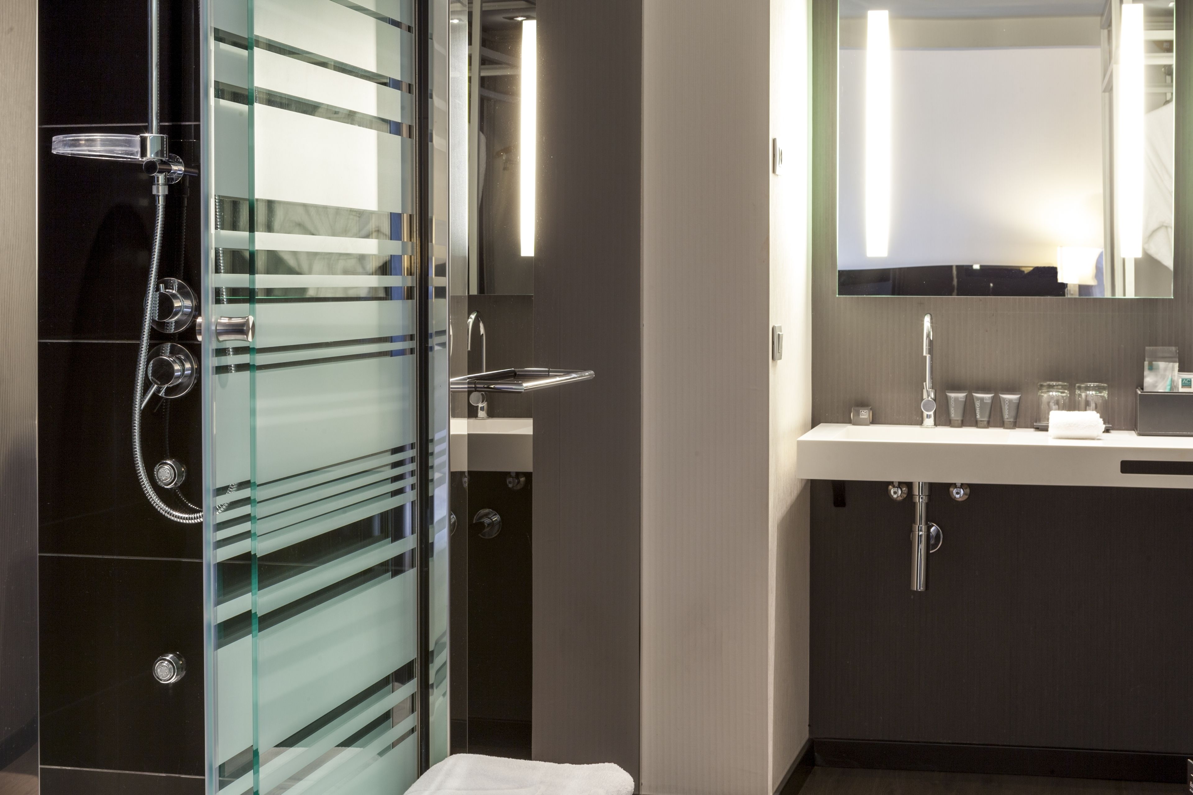 Room, 1 Queen Bed | Bathroom | Free toiletries, hair dryer, bidet, towels