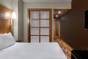 Habitación estándar, 2 camas individuales, para no fumadores | Minibar, caja de seguridad en la habitación y escritorio 