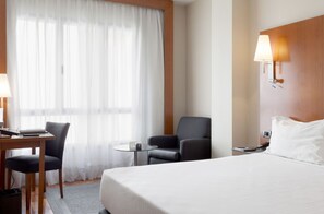 Standard Room, 1 Queen Bed | Minibar, in-room safe, desk, laptop workspace - AC Hotel León San Antonio by Marriott (León)