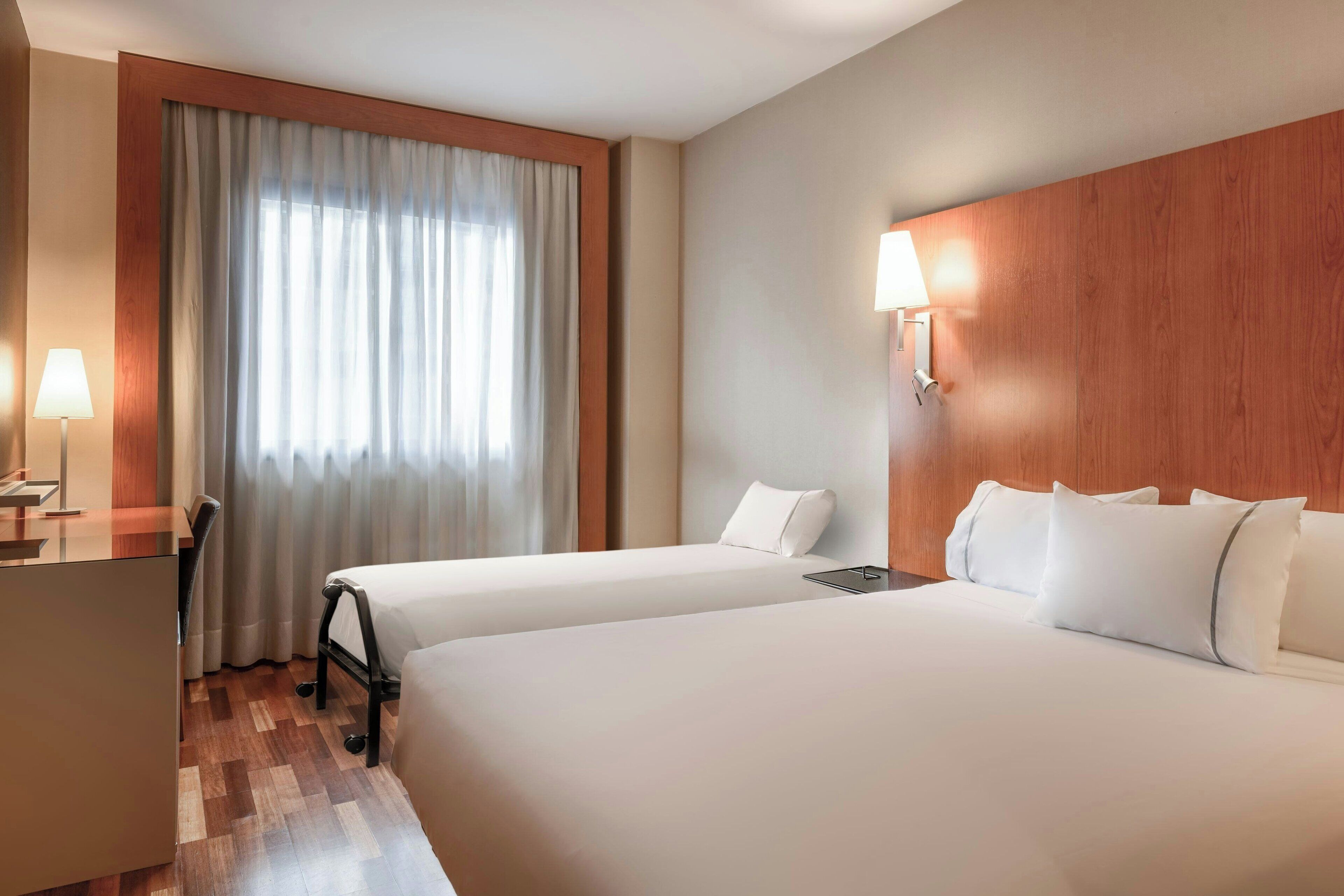 ميني بار وخزنة داخل الغرفة ومكتب ومساحة عمل للكمبيوتر المحمول