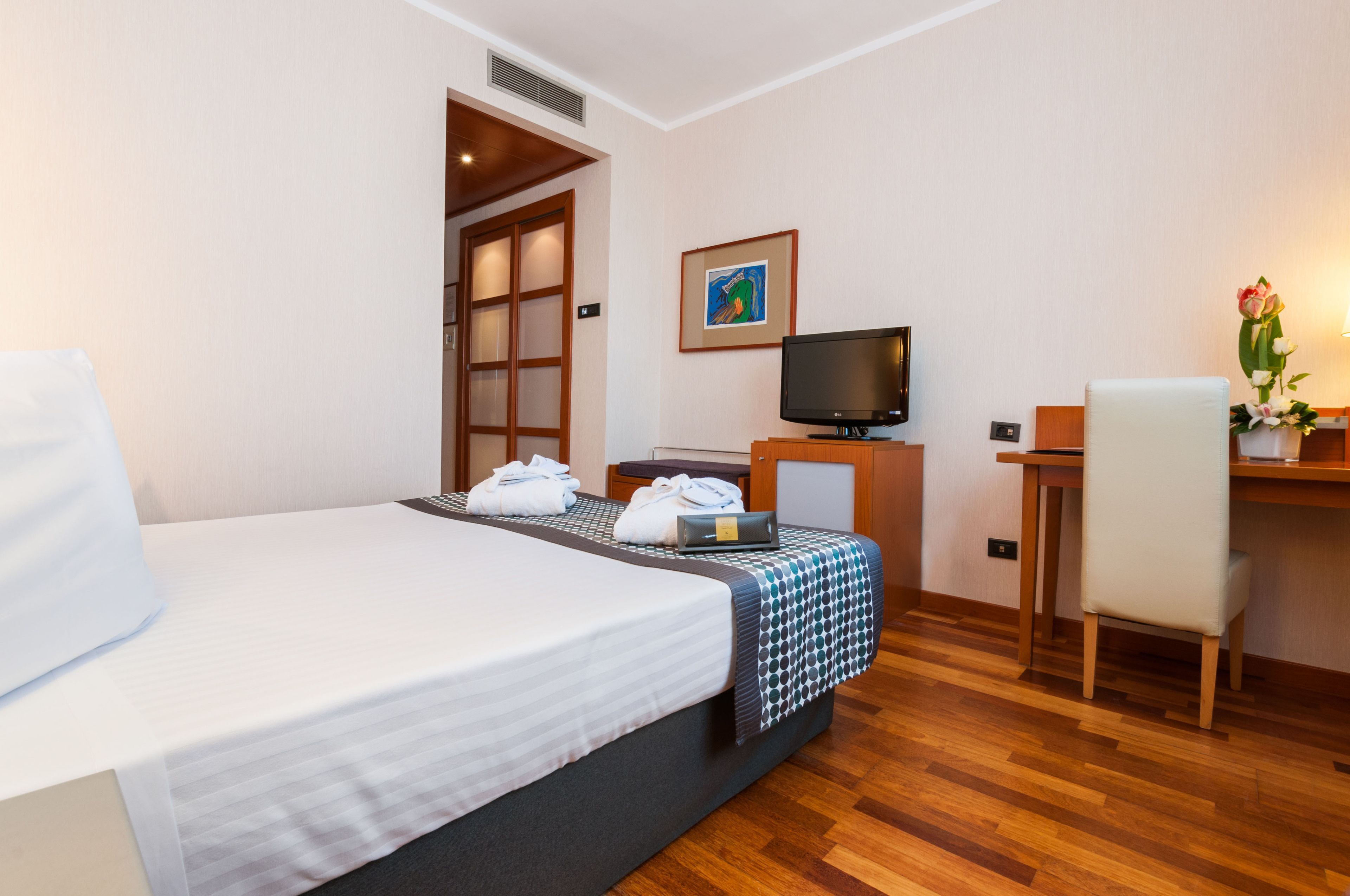 hypo-allergenic bedding, minibar, in-room safe, desk