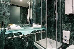 Shower, designer toiletries, hair dryer, bidet - EXE Toscana (Lucca)