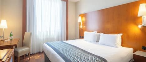 Hypo-allergenic bedding, minibar, in-room safe, desk