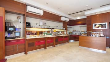 Tägliches Frühstücksbuffet (13 EUR pro Person)