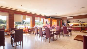 Petit déjeuner buffet (13 EUR par personne)