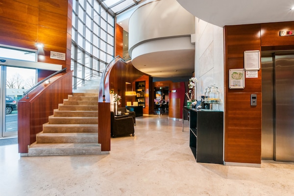 Lobby lounge