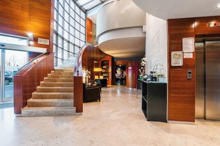 Lobby lounge