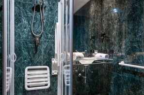 Standard Triple Room, Accessible | Bathroom