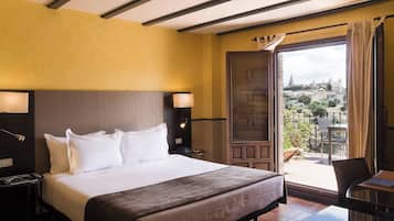 Superior kamer, 1 kingsize bed, terras | Een minibar, een kluis op de kamer, individueel gemeubileerd, een bureau