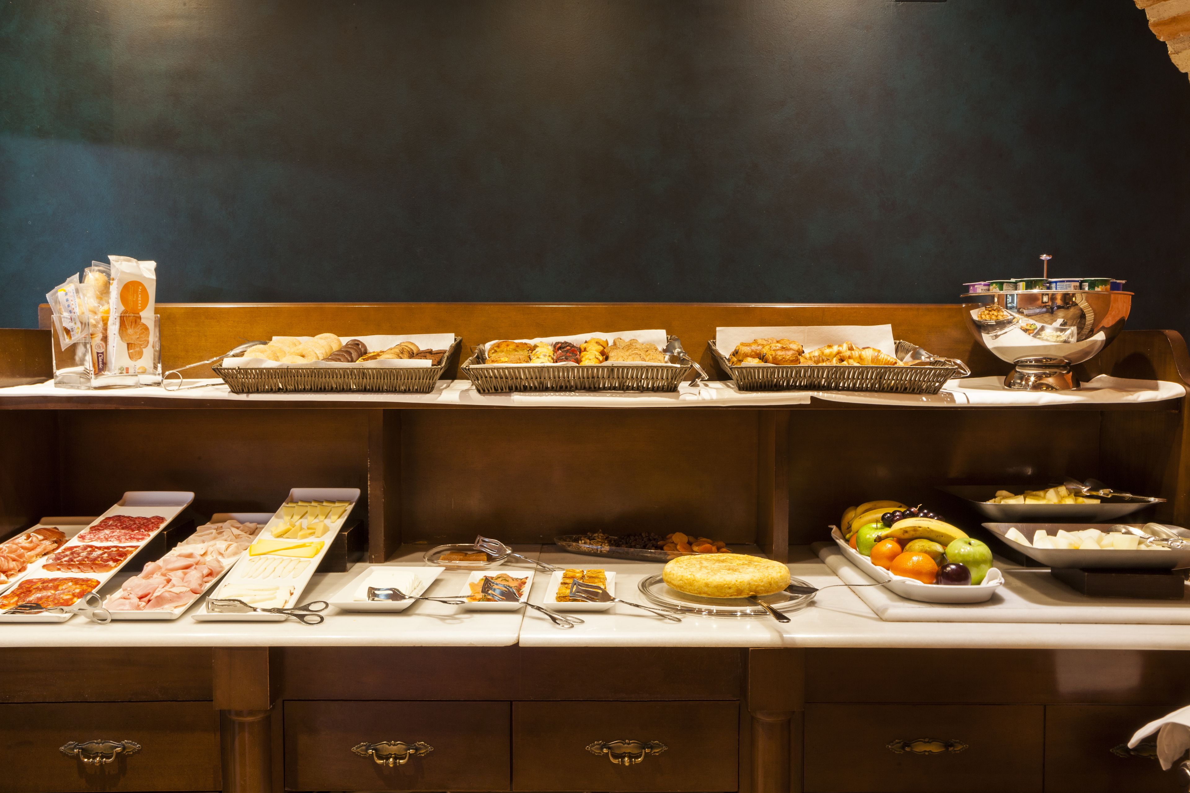 Daily buffet breakfast (EUR 15.4 per person)