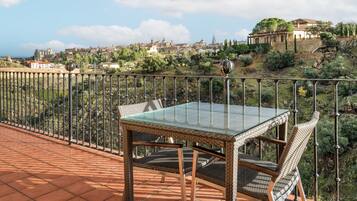 Superior kamer, 1 kingsize bed, terras | Een minibar, een kluis op de kamer, individueel gemeubileerd, een bureau