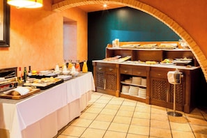 Daily buffet breakfast (EUR 15.4 per person)