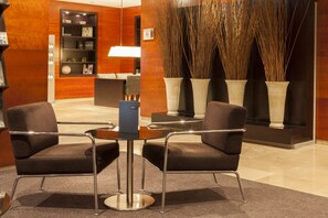 Serverer lunsj og middag