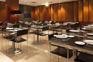 Déjeuner et dîner servis sur place, spécialités Cuisine méditerranéenne