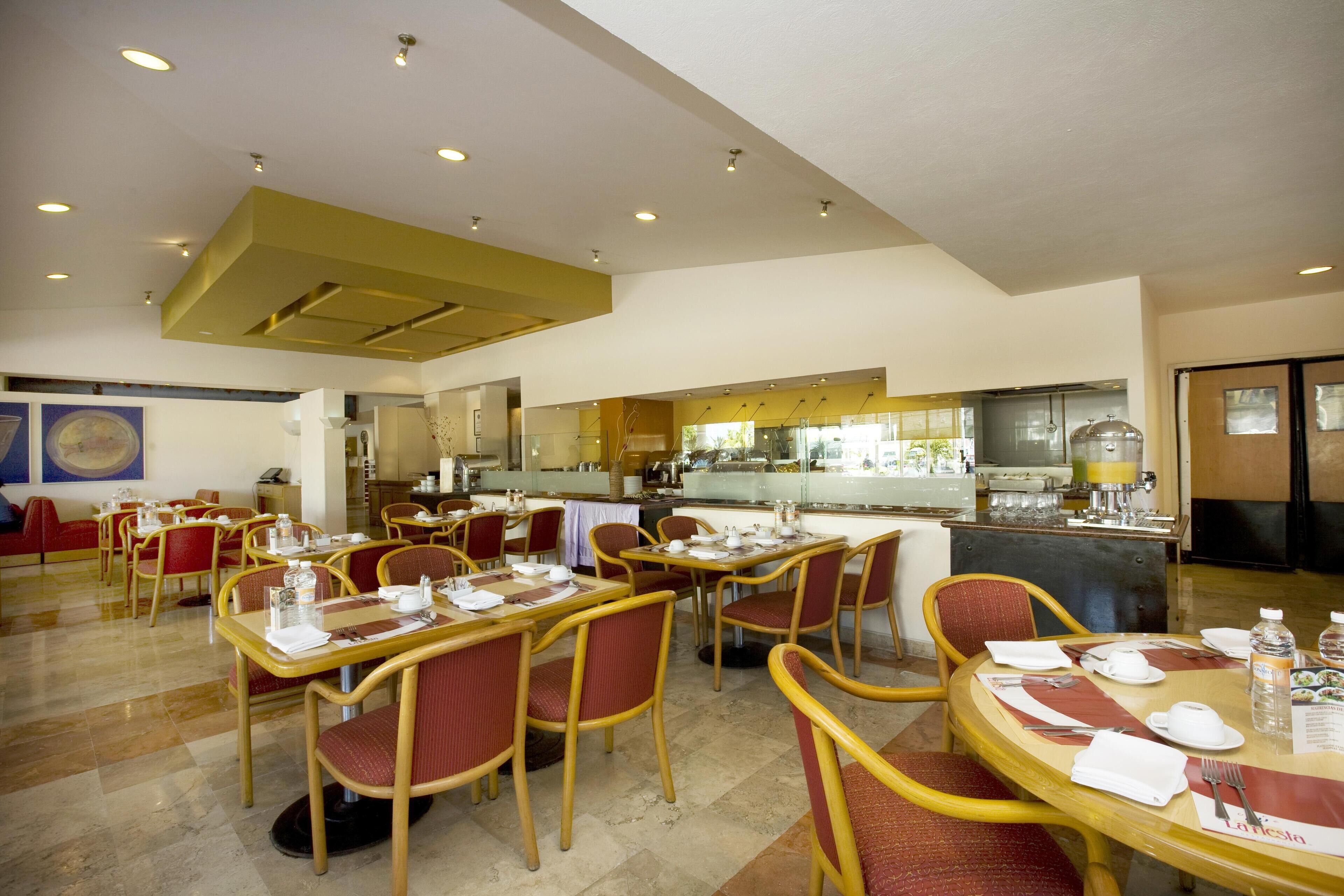 daily buffet breakfast (mxn 319 per person)