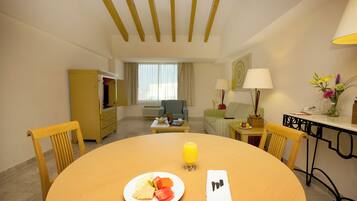 Suite (Master) | Caja de seguridad en la habitación y escritorio