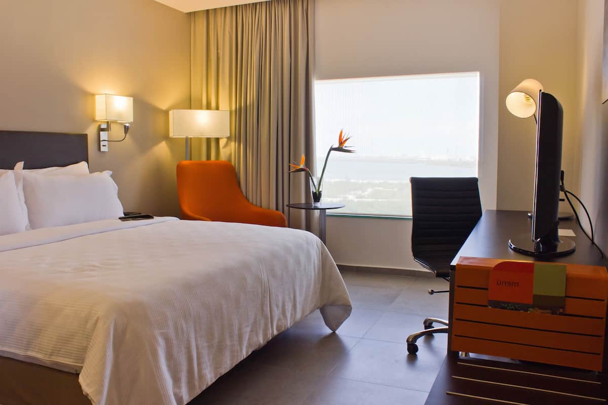 Chambre supérieure, 1 trÚs grand lit | Coffre-fort, bureau, espace de travail pour ordinateurs portables