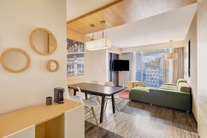 Junior Suite | In-room safe, desk, blackout drapes, iron/ironing board
