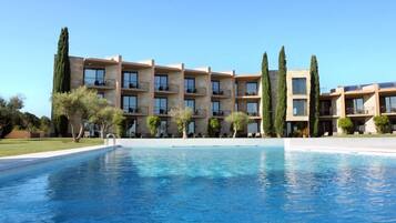 Hồ bơi ngoài trời