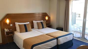 Frigobar, cofres nos quartos, escrivaninha, quartos à prova de som